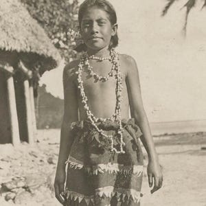antieke echte foto Kodak Australische postkaart HAWAII of POLYNESI? Prachtig inheems klederdracht voor kinderen uit de jaren 1920? in 8 x 10 archiefmat