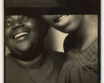 Photobooth des années 1960, bande de femmes afro-américaines AMIS riant abstrait photo vintage originale recadrée. C'est super super super !