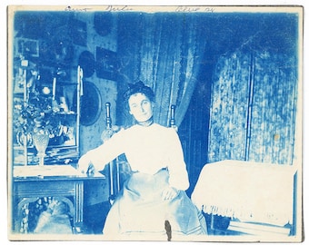 Vackert antikt CYANOTYPI-foto VACKER KVINNA i edwardiansk interiör tankeväckande, ironiskt uttryck 1900-tals vintagefotografi i 8x10 arkivmatta