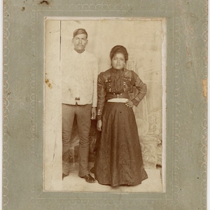 Viktorianische antike Originalfoto modische stilvolle LATIN COUPLE im Studio Fotoschrank Karte ernster Mann und Frau erstaunliche Kleidung selten