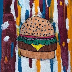 Könnte beinhalten: Eine handgemalte Leinwand mit einem farbenfrohen abstrakten Hintergrund mit vertikalen Streifen in Blautönen, Gelb und Rotbraun. In der Mitte der Leinwand ist ein Comic-Burger mit einem Sesambrötchen, Salat, Tomate, Käse und einem Fleischpflanzer gemalt.