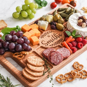 Regalo personalizado del Día de la Madre, Tabla de Charcutería, Regalo grabado personalizado hecho a mano, Bandeja de verduras de frutas y aperitivos, Regalo favorito de mamá