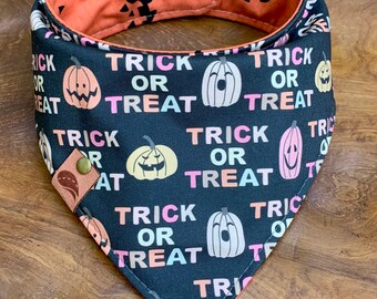 Omkeerbare Halloween-hondenbandana: Jack o Lantern-pompoensjaal