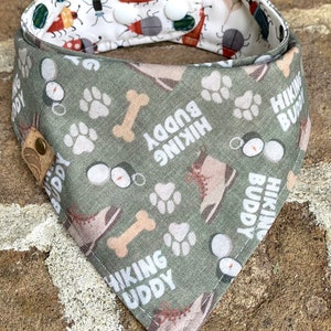 Camping hond bandana gepersonaliseerde hond cadeau puppy cadeau lente hond bandana wandelhond bandana insect bandana geborduurde hond bandana nieuwe pup
