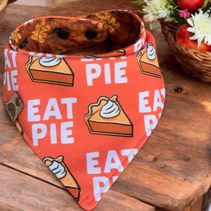 感謝祭用犬用バンダナ：パイを食べるパンプキンプリント、リバーシブルコットン