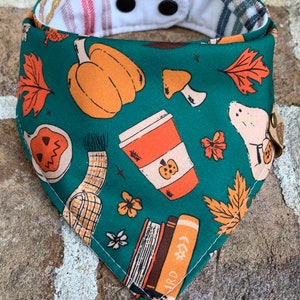 ハロウィン犬用バンダナ、秋の犬用バンダナ、PSL犬用バンダナ、新しい犬用ギフトバンダナ、チェック柄犬用バンダナ、感謝祭犬用スカーフ、刺繍入りギフト