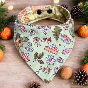 ハロウィン犬用バンダナ、秋の犬用バンダナ、パンプキンパイバンダナ、新しい犬用ギフトバンダナ、チェック柄犬用バンダナ、感謝祭犬用スカーフ、刺繍ギフト