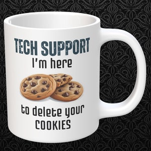 Könnte beinhalten: Eine weiße Keramiktasse mit blau-weißem Design. Die Tasse trägt den Text "Tech Support I'm here to delete your COOKIES" und ein Bild von drei Schokoladenkeksen.