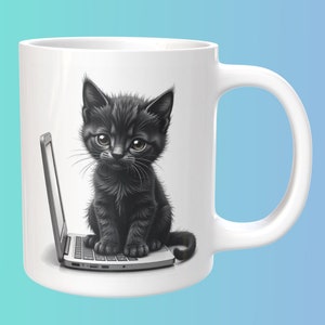Peut inclure: Une tasse en céramique blanche avec un chat noir assis sur un ordinateur portable. Le chat regarde l'appareil photo.