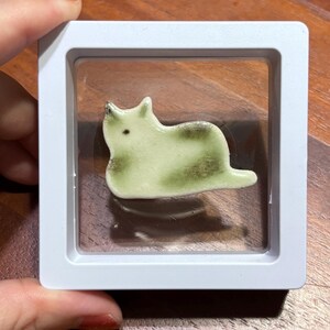 かわいい猫の陶器のブローチ || 猫のバッグピン