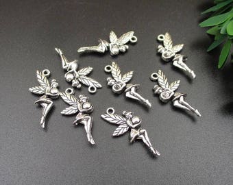 Puede incluir: Un conjunto de diez abalorios de metal plateado con hadas que sostienen un cristal. Cada abalorio tiene un bucle para sujetarlo a joyas u otras manualidades.