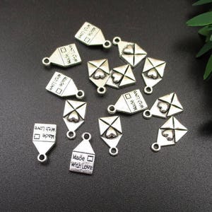 10 dijes de sobre de amor plateados de 7 x 13 mm - p1642