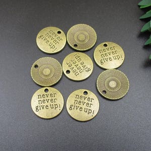10 etiquetas redondas de bronce de 20 x 20 mm con letras - Nunca te rindas - p1589-A