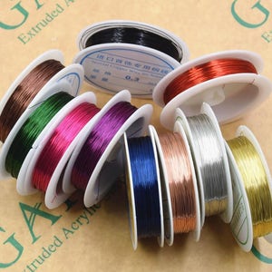 Può includere: Assortimento di bobine di filo di rame colorato per la creazione di gioielli. Le bobine sono etichettate "Special Copper Wire for Jewelry 0.3".