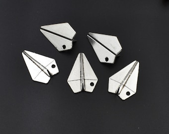 10 st 31 x 22 mm silverfärgade pappersflygplansberlocker - p2618
