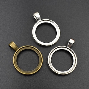 Puede incluir: Tres marcos de colgantes redondos de metal, uno plateado, uno bronce y uno plateado con borde texturizado.