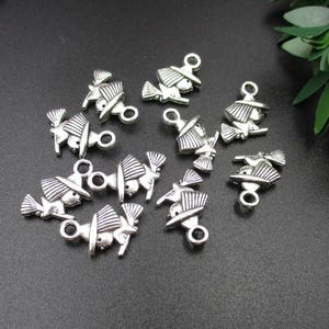 20 breloques sorcière en argent, 15 x 10 mm, pendentif sorcière volante, balai de sorcière 2 faces-p1536