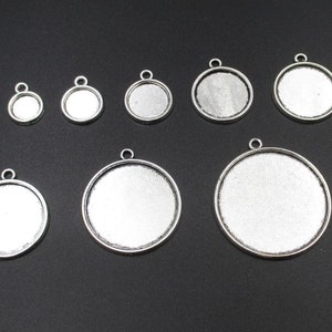 Può includere: Assortimento di vassoi rotondi in metallo argentato per ciondoli, in varie dimensioni. I vassoi hanno una finitura liscia e lucida e sono perfetti per creare gioielli personalizzati.