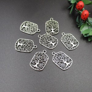 Puede incluir: Siete dijes de metal plateados en forma de árbol de la vida con detalles intrincados. Los dijes son perfectos para la elaboración de joyas o manualidades.