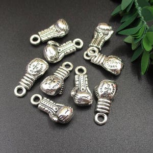 10個 22 x 8 mm ボクシンググローブチャーム アンティークシルバートーン-p1645-B