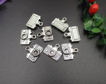 20個 16 x 14 mm カメラチャーム アンティークシルバートーン p1535