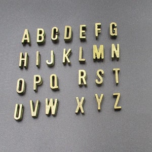 Juego de 26 dijes con letras del alfabeto (6 x 11 mm, perforados, tono bronce antiguo) - p1155-A