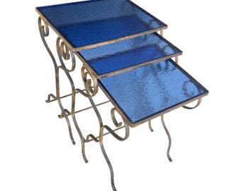 Mesas nido de hierro forjado y cristal de mediados de siglo para patio, estilo Hollywood Rege, color oro, negro, azul cobalto, patas en espiral, tres