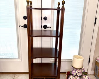 Estantería vintage de madera y latón estilo Hollywood Regency con malla de alambre