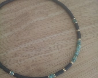 Collier bohème chic surfeur, ras du cou, émeraude véritable et pâte polymère - lithothérapie