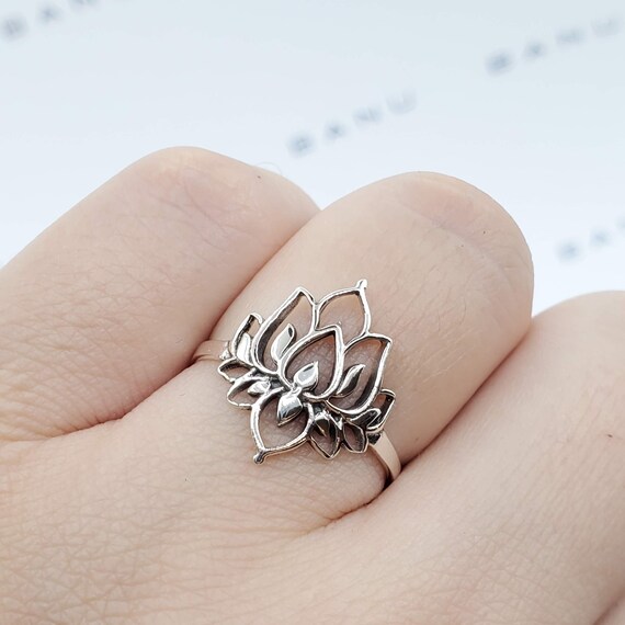 Ole Lynggaard Copenhagen | Lotus ring 2