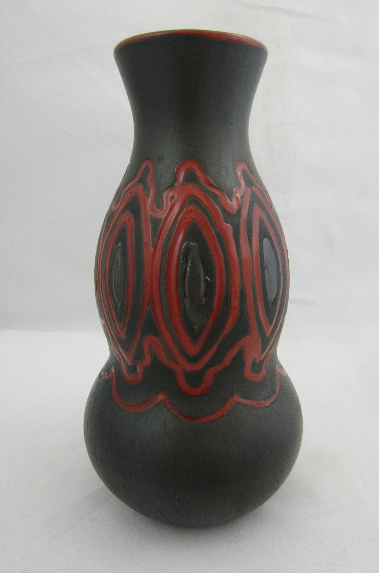 モダニストの二重ひょうたん花瓶：グラファイトと赤の抽象的なデザイン