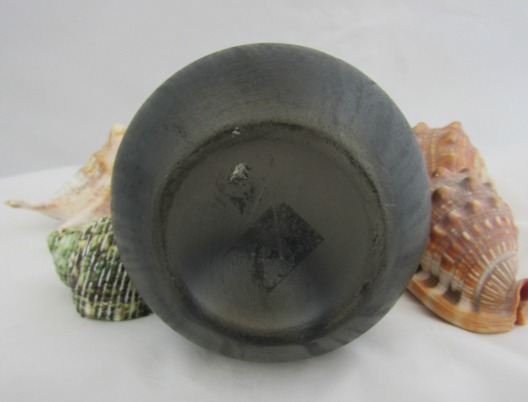 モダニストの二重ひょうたん花瓶：グラファイトと赤の抽象的なデザイン