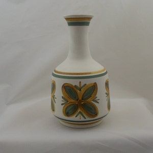 Cinque Ports Rye Pottery vaas (9") van hamervorm in wit met gedurfd gestileerd bloemenpatroon in geel en groen. Jaren 1970