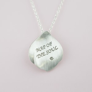 Colar monograma com nome, mapa da alma, persona, amor a si mesmo, gravura personalizada, colar de prata personalizado, presente para ela