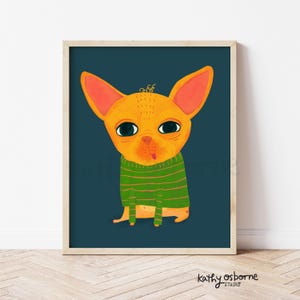 Puede incluir: Una impresión artística enmarcada con una ilustración de un perro. El perro tiene pelaje naranja, orejas grandes y lleva un suéter a rayas verdes y blancas. El fondo es de color verde azulado oscuro. La firma del artista está en la esquina inferior derecha.