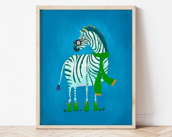Op de afbeelding: Een eigenzinnige illustratie van een zebra die een groene bril en een groene sjaal draagt, staand op een felblauwe achtergrond. De zebra heeft een hartvormige markering aan de zijkant en draagt groene laarzen.
