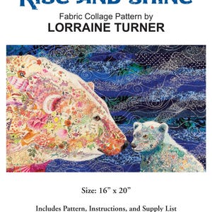 Puede incluir: Patrón de collage de tela titulado "Rise and Shine" de Lorraine Turner. La obra presenta un oso grande y un oso más pequeño, ambos adornados con patrones florales y animales, sobre un fondo azul. El patrón mide 40.6 cm x 50.8 cm.