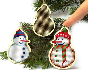 Noël blanc au point de croix, pendentif en bois au point de croix, décoration de Noël en bois, décoration de sapin de Noël à faire soi-même, bonhomme de neige point de croix hiver