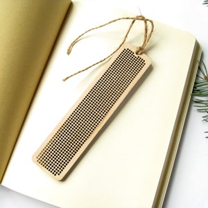 Peut inclure: Un marque-page en bois avec un motif de grille pour la broderie au point de croix. Le marque-page est attach&eacute; &agrave; une ficelle en ficelle brune.
