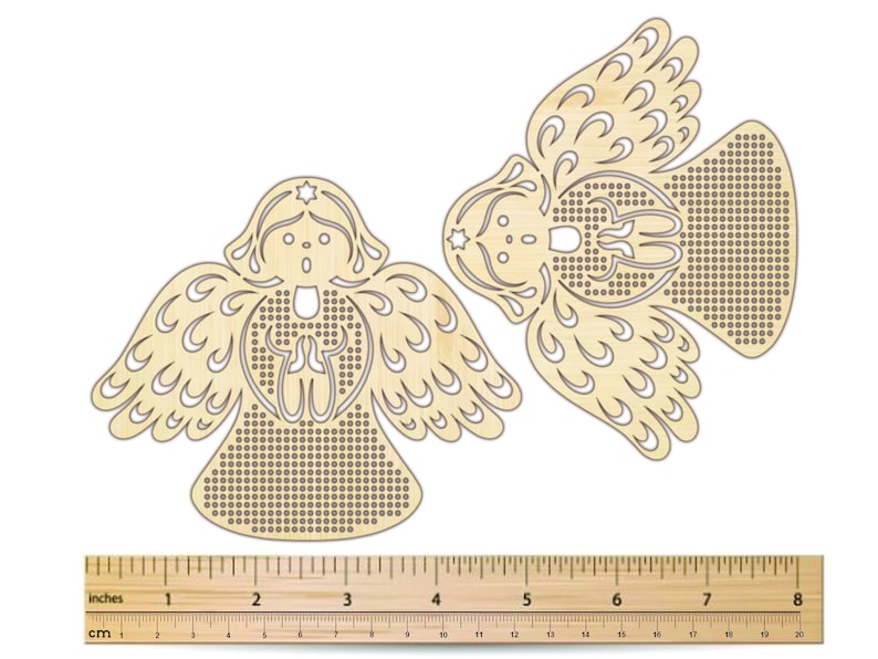 Peut inclure: Deux ornements en bois en forme d'ange avec des motifs d&eacute;coup&eacute;s complexes. Chaque ange a des ailes d&eacute;taill&eacute;es, une &eacute;toile au-dessus de la t&ecirc;te et un corps avec un motif de petits trous. Les anges mesurent environ 7.6 cm de haut.