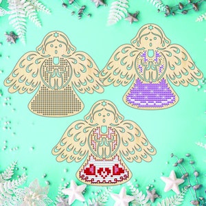 Peut inclure: Trois ornements d'ange en bois avec des motifs d&eacute;coup&eacute;s d&eacute;taill&eacute;s. Chaque ange pr&eacute;sente un motif diff&eacute;rent sur la robe, notamment un motif &agrave; pois, un motif de point de croix violet et un motif de point de croix en forme de c&oelig;ur rouge. Les anges ont des aur&eacute;oles en forme d'&eacute;toile.