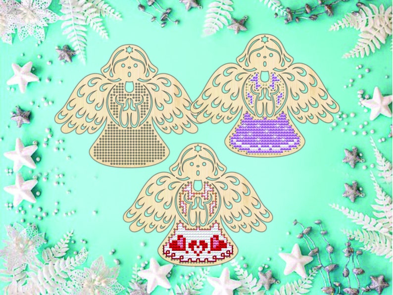 Peut inclure: Trois ornements d'ange en bois avec des motifs d&eacute;coup&eacute;s d&eacute;taill&eacute;s. Chaque ange pr&eacute;sente un motif diff&eacute;rent sur la robe, notamment un motif &agrave; pois, un motif de point de croix violet et un motif de point de croix en forme de c&oelig;ur rouge. Les anges ont des aur&eacute;oles en forme d'&eacute;toile.