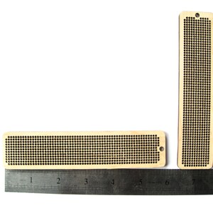 Peut inclure: Deux cerceaux &agrave; broder en bois avec un motif en grille. Le plus grand cerceau mesure 17,8 cm de haut et le plus petit 7,6 cm de long. Les deux cerceaux ont un trou en haut pour les suspendre.