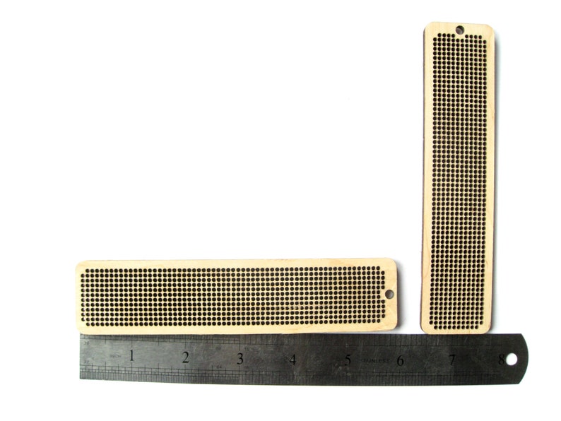 Peut inclure: Deux cerceaux &agrave; broder en bois avec un motif en grille. Le plus grand cerceau mesure 17,8 cm de haut et le plus petit 7,6 cm de long. Les deux cerceaux ont un trou en haut pour les suspendre.