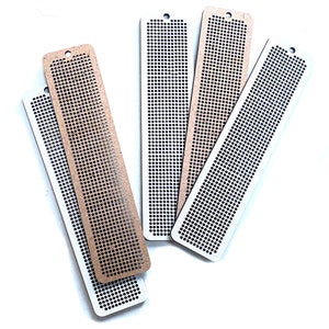 Peut inclure: Cinq marque-pages en bois avec un motif en grille. Les marque-pages sont de deux couleurs&nbsp;: marron et blanc. Les marque-pages ont un trou en haut pour les suspendre.