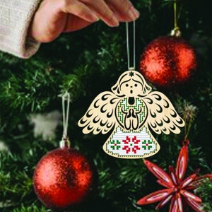 Peut inclure: Ornement de No&euml;l en forme d'ange en bois avec un design d&eacute;taill&eacute;. L'ange a des ailes d&eacute;ploy&eacute;es et une robe &agrave; motifs avec des accents rouges et verts. L'ornement est suspendu &agrave; un sapin de No&euml;l avec des boules rouges.