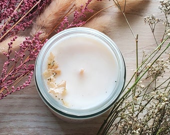 Fresh cotton candle, musk flower, honey & coconut