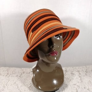 Sombrero Cloche de lana a rayas multicolores, sombrero de mujer de otoño, accesorios de alta moda de Nueva York, sombreros para mujeres, sombreros vintage Cloche para mujeres