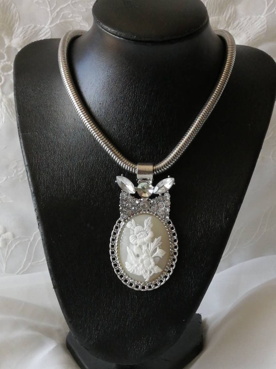 Silver Toned Flower Cameo Necklace with Rhinestone