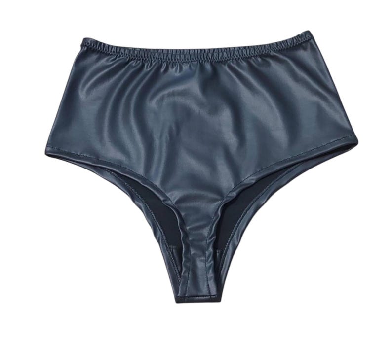 Puede incluir: Ropa interior de talle alto en color gris carb&oacute;n oscuro con un acabado liso y semibrillante. La prenda cuenta con una cintura el&aacute;stica y una abertura de pierna de corte alto, confeccionada en un material s&oacute;lido sin textura con costuras visibles.